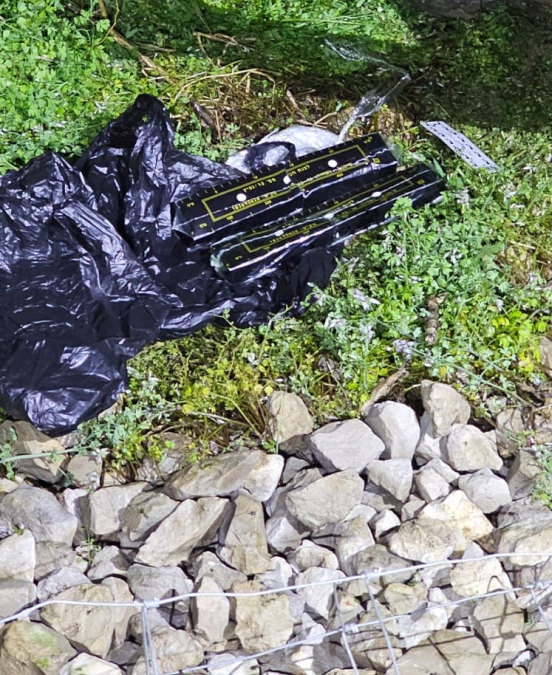 فيديو في اللد: العثور على قطعة سلاح تحت سقف بيت 